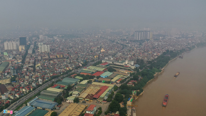 Các nhà khoa học cũng khẳng định hiện tượng ô nhiễm còn do sự quản lý các công trình xây dựng không tốt. Bụi từ các nơi sản xuất xi măng, sắt thép, hoá chất ở các tỉnh bay về Hà Nội, bụi mịn cũng hình thành do đốt rơm rạ, đốt rác. (Hình ảnh khu vực ven sông Hồng đoạn gần các cây cầu Vĩnh Tuy, Chương Dương).