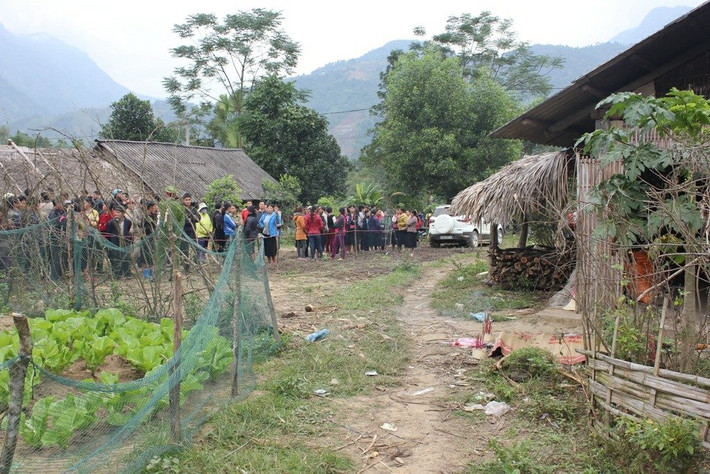 4. Vụ án 4 người bị sát hại ở Hà Giang Thông tin từ Công an huyện Quang Bình (tỉnh Hà Giang), vào khoảng 4h sáng ngày 1/12, tại thôn Tả Ngảo, xã Tân Trịnh, huyện Quang Bình đã xảy ra vụ án mạng khiến 4 người tử vong và một người bị thương. Danh tính các nạn nhân tử vong được xác định là ông Phù Láo Tả (SN 1957), cháu Phù Ánh Tuyết (SN 2015), bà Tải Lở Mở (SN 1965) và anh Phù Văn Thịnh (SN 1993, là dân quân thôn Tả Ngảo). Người bị thương là anh Phù Láo Sán (SN 1990).