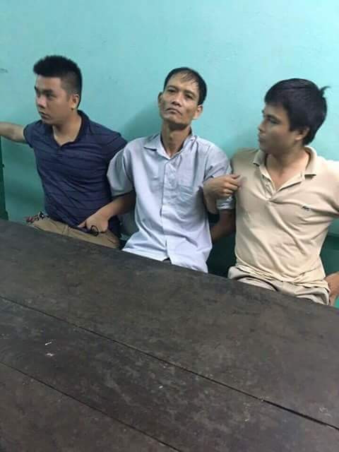 Ngay sau khi bị bắt, tại Cơ quan Công an, Doãn Trung Dũng đã thừa nhận hành vi phạm tội của mình. Hắn khai: Đầu buổi tối 23/9, đến nhà chị Vũ Thị Thanh chơi đến tối muộn, thấy chị Thanh không có nhà, Dũng xin bà Nguyễn Thị Hát (mẹ đẻ chị Thanh) cho ngủ nhờ, bà Hát đồng ý. Tối hôm đó, trong lúc mọi người đi ngủ, Dũng đã lấy ma túy đá ra sử dụng, trong cơn "phê" ma túy hắn đã dùng dao sát 4 nạn nhân. Sau khi gây án, kẻ sát nhân lục soát đồ đạc trong nhà nhưng không tìm được gì, hắn quay ra lấy đôi hoa tai cùng chiếc nhẫn 4 chỉ vàng của bà Hát rồi tẩu thoát.
