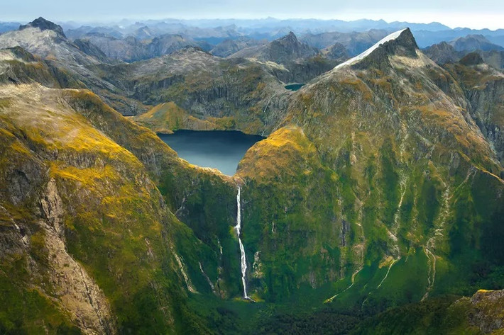 Thác Sutherland của New Zealand đứng ở vị trí thứ 10. Thác nằm trong Công viên quốc gia Fiordland. Du khách phải đi bộ theo đường núi lê thác hoặc tham quan bằng trực thăng theo dịch vụ của công viên. Tuôn xuống từ độ cao hơn 580 m, Sutherland là thác nước mạnh nhất New Zealand. Ảnh: Getty.