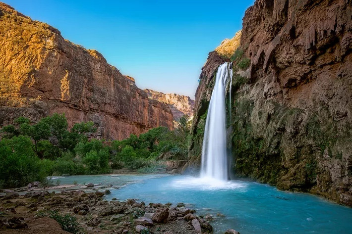 Đứng thứ 2 là thác Havasu nằm sau hẻm núi Havasu trong khu bảo tồn Havasupai Indian, sát công viên quốc gia Grand Canyon thuộc bang Arizona, Mỹ. Thác cao 27 m, đổ xuống dòng sông xanh ngọc bằng 2 dòng chảy song song, với nhiệt độ năm trung bình năm là 21 độ C. Ảnh: Getty.