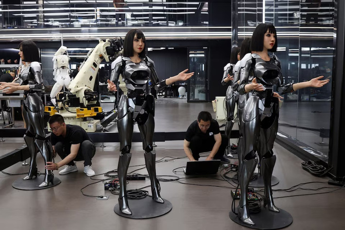 "Chúng tôi xây dựng nhóm phần mềm và thiết kế thuật toán của riêng mình. Robot hình người là loại phức tạp nhất. Nó dùng nhiều mô hình và thuật toán, trong đó có những mã nguồn mở nhiều bên cùng sử dụng", Giám đốc điều hành Ex-Robots Li Boyang nói với Reuters.