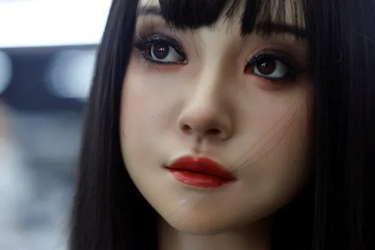 Những robot hình người nữ có thể bắt chước nét mặt và cảm xúc thật của con người được đội những bộ tóc giả sang trọng.