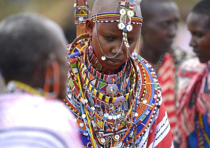 Nhổ nước bọt vào đầu cô dâu: Ở đất nước Kenya, phong tục đám cưới của người Maasai có phần kỳ quặc nhưng là một phần không thể thiếu trong văn hóa nước này. Vào ngày cưới, cô dâu sẽ cạo đầu và bôi mỡ cừu, dầu lên đầu như một biểu tượng cho sự khởi đầu mới mà cô ấy sắp trải qua.