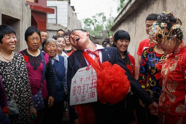 Náo hôn ở Trung Quốc: Phong tục cưới xin này có từ lâu đời trong các hôn lễ tại Trung Quốc. Nó diễn ra với việc nhà trai sẽ khuấy động không khí hôn lễ bằng cách bày những trò để trêu ghẹo cô dâu, chú rể, thậm chí là cả các phù dâu.