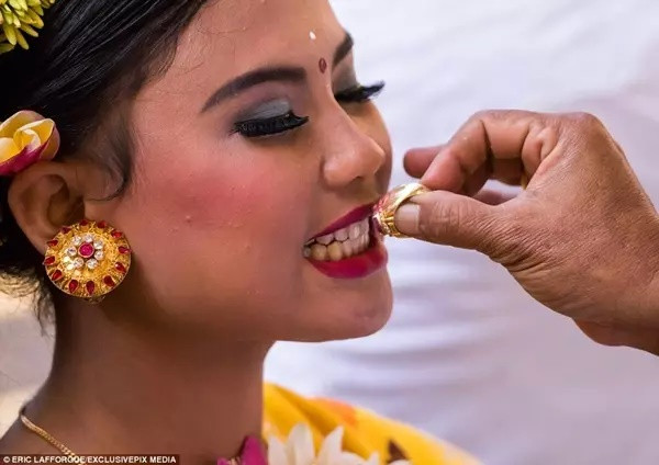 Những hành động này tượng trưng cho cặp vợ chồng trẻ đã bước vào tuổi trưởng thành. Điều này được thực hiện với mong ước cặp đôi sẽ không còn thể hiện bản năng hoang dã kiểu “động vật”, điều chắc chắn dẫn đến những rắc rối trong cuộc sống. Ngoài ra, thủ tục này tượng trưng cho sự tha thứ tội lỗi của những người yêu nhau.