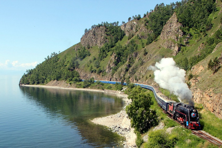 Tuyến đường sắt dài nhất thế giới nằm ở nước Nga: Đường sắt xuyên Siberia kéo dài từ Moscow đến Vladivostock, có tổng chiều dài 9.298 km và đi qua 8 múi giờ, 87 thành phố và 16 con sông. Nếu bạn đi không ngừng nghỉ, cuộc hành trình sẽ mất gần một tuần. (Ảnh: RBTH)