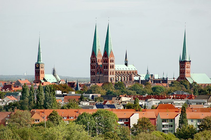 Đến Lubeck, bạn sẽ được ngắm nhìn những lâu đài cổ kính, nhà thờ cổ và tu viện uy nghiêm. Những công trình tại đây hầu hết đều được lưu giữ và bảo tồn gần như nguyên vẹn.