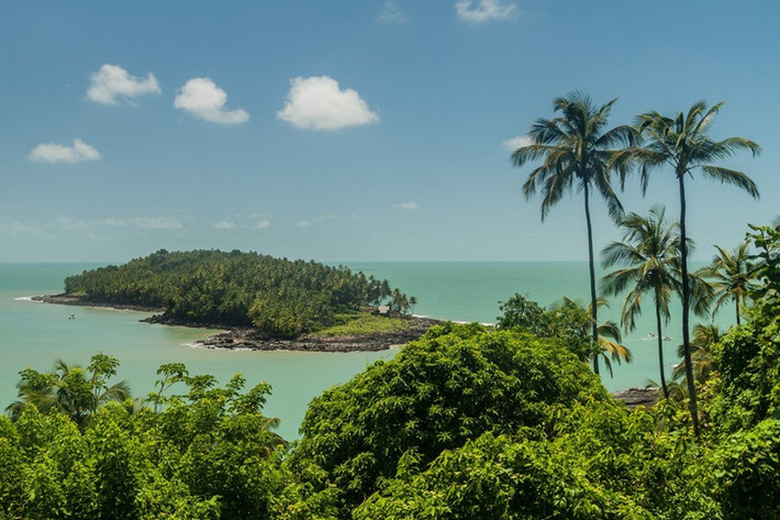 Trên đảo Quỷ, Guiana thuộc Pháp, nhà vua Napoléon III thành lập hệ thống nhà tù vào năm 1854. Nơi này đã giam giữ khoảng 80.000 tội phạm, gián điệp và tù nhân chính trị người Pháp trước khi chính thức đóng cửa vào năm 1938.