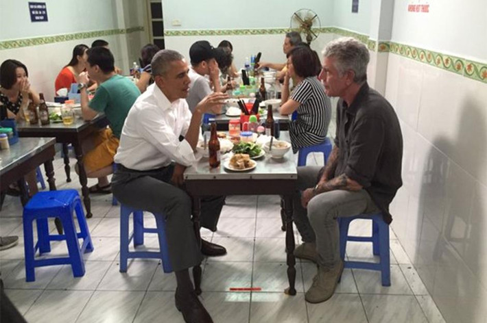 Khi đến thăm Việt Nam năm 2016, ông Obama đã thưởng thức món bún chả và uống bia lạnh cùng với đầu bếp nổi tiếng kiêm người dẫn chương trình CNN Antony Bourdain tại một quán ăn bình dân ở Hà Nội.