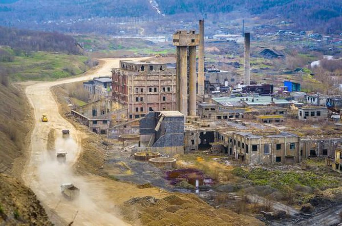 Nhà máy giấy và bột giấy cũ trên đảo Sakhalin trở nên hoang vu, lạnh lẽo khi không có hơi ấm của con người.