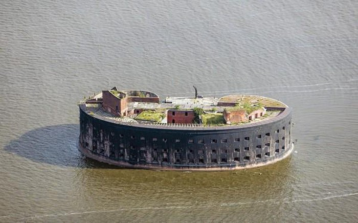 Pháo đài Alexander I, một trong những pháo đài bỏ hoang nằm cạnh Kronstadt, Saint Petersburg, nằm trơ trọi giữa thiên thiên.