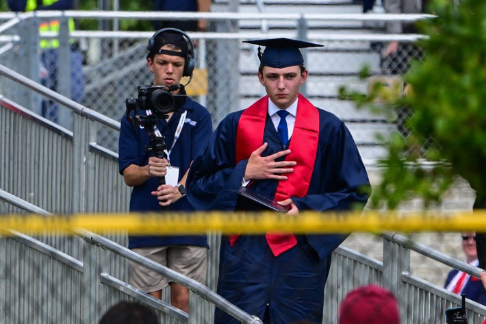Trước đó, vào ngày 17/5, Barron Trump đã tốt nghiệp Học viện Oxbridge ở West Palm Beach, Florida. Anh cũng vừa đón sinh nhật 18 tuổi vào tháng 3 năm nay.