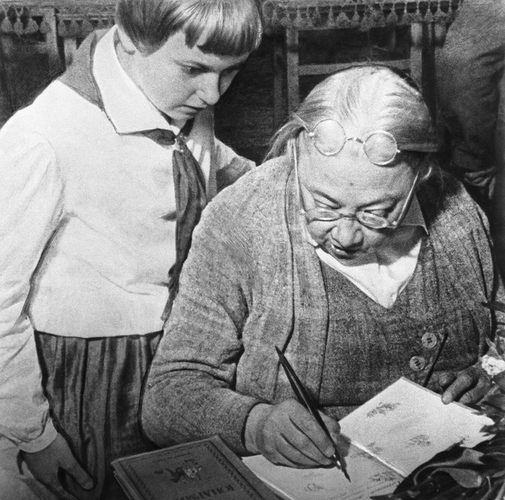 Bà Nadezhda Krupskaya ký tặng sách cho một nữ sinh, tại Moscow, năm 1936. Ảnh: Sputnik, TASS.