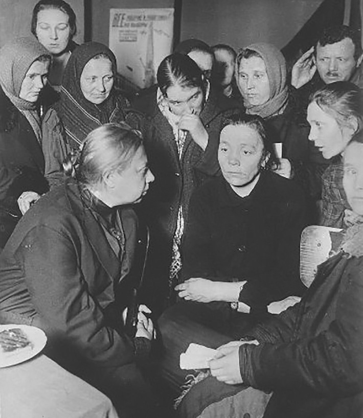 Bà Nadezhda Krupskaya gặp gỡ các công nhân của nhà máy dệt lụa 'Bông hồng đỏ', năm 1927.