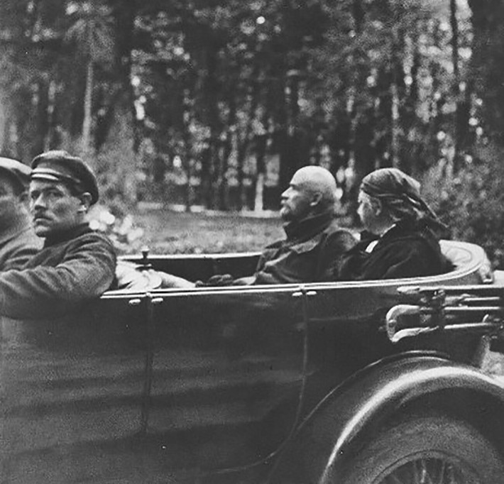 Bức ảnh chụp lãnh tụ Vladimir Lenin và bà Nadezhda Krupskaya ở Gorki, năm 1922-1923.