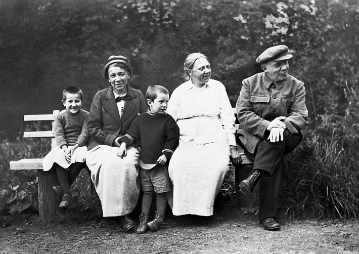 Ông Vladimir Lenin (phải), Nadezhda Krupskaya (giữa) và Anna Elizarova-Ulyanova (trái) ở Gorki, năm 1922.