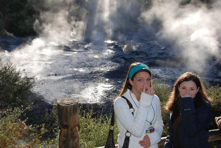 Rotorua, New Zealand: Khi đến Rotorua, du khách sẽ ngửi ngay thấy mùi lưu huỳnh giống hệt mùi trứng thối đậm đặc trong không khí. Thành phố bốc mùi trứng thối là do nơi đây có nhiều mạch nước phun, suối nước nóng, bể bùn sôi khiến các khoáng vật trong hồ tỏa mùi. (Ảnh: IT)