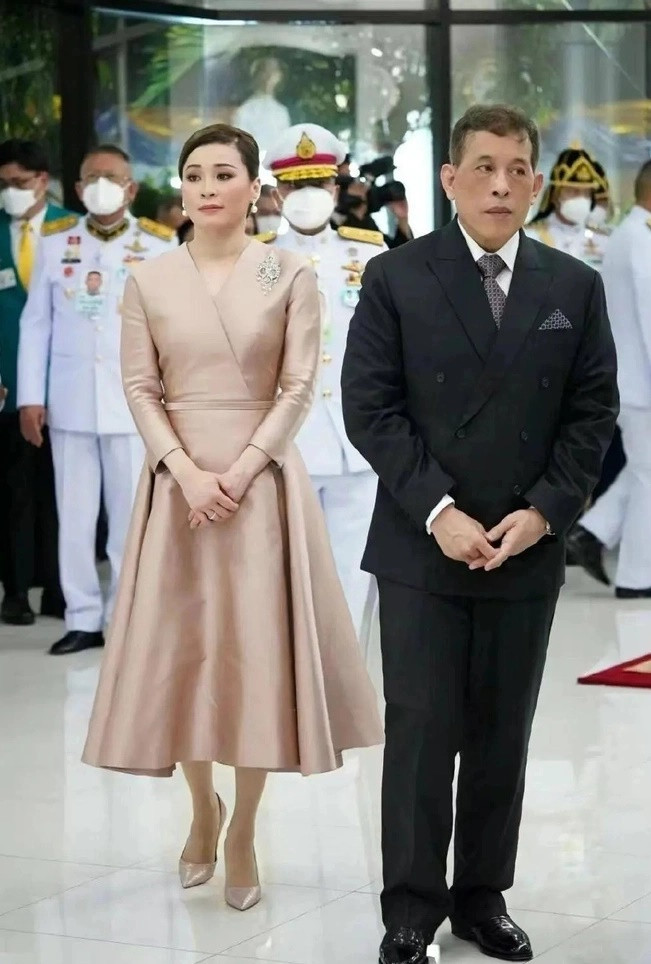 Mỗi khi xuất hiện cùng Vua Rama X, Hoàng hậu Suthida luôn ghi điểm với thần thái đỉnh cao và những bộ trang phục nhẹ nhàng, quý phái.
