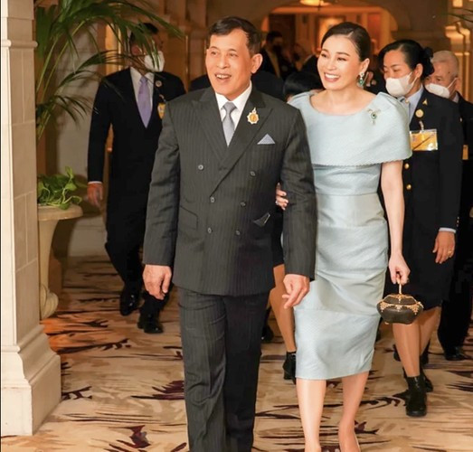 Bà Suthida trở thành Hoàng hậu Thái Lan vào năm 2019. Kể từ sau khi kết hôn với Vua Rama X, bà tham gia nhiều sự kiện hoàng gia và luôn giữ gu thời trang thanh lịch, sang trọng trong mỗi lần xuất hiện.