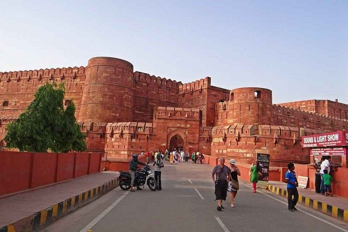 Pháo đài Agra nằm ở Agra, bang Uttar Pradesh, cách Taj Mahal 2,5km về phía tây bắc.