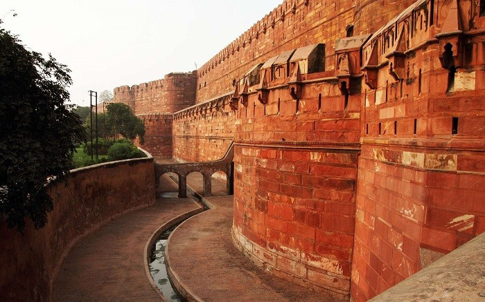 Pháo đài đỏ Agra có hai cổng chính là cổng Delhi và cổng Amar Singh được chạm trổ rất kỳ công, tỉ mỉ.