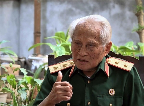 Với sự mưu trí, sáng tạo, quyết đoán trong từng trận đánh, tướng Nguyễn Quốc Thước đã chỉ huy đơn vị chiến đấu đánh thiệt hại nặng 3 trung đoàn ngụy và 1 tiểu đoàn Mỹ, trong đó có 1 đại đội bị tiêu diệt hoàn toàn; đánh bại 3 cuộc hành quân “Bình Tây 48, 49, 50” của địch. Thắng lợi của Chiến dịch Chư Pa đã làm thất bại ý đồ của địch đưa chiến lược “Việt Nam hóa chiến tranh” ra thử nghiệm tại chiến trường Tây Nguyên. Ảnh: QĐND