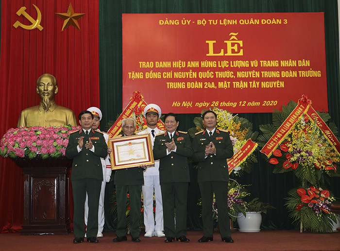Ngày 26/12, Đảng ủy, Bộ Tư lệnh Quân đoàn 3 đã tổ chức Lễ trao danh hiệu Anh hùng Lực lượng vũ trang Nhân dân tặng Trung tướng Nguyễn Quốc Thước, nguyên Ủy viên Trung ương Đảng, nguyên Đại biểu Quốc hội (khóa VIII, IX, X), nguyên Tư lệnh Quân khu 4, nguyên Tư lệnh Quân đoàn 3, nguyên Trung đoàn trưởng Trung đoàn 24A, Mặt trận Tây Nguyên. Ảnh: TTQS