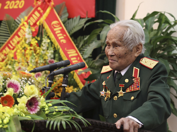 Bày tỏ sự xúc động, niềm vinh dự, tự hào được nhận phần thưởng cao quý, trung tướng Nguyễn Quốc Thước cảm ơn sự quan tâm của Đảng, Nhà nước, Quân ủy trung ương, Bộ Quốc phòng và Đảng ủy, Bộ tư lệnh Quân đoàn 3 cùng các cơ quan, đơn vị, đồng chí, đồng đội, quê hương và gia đình; nguyện tiếp tục cống hiến, đóng góp trí tuệ vào sự nghiệp cách mạng của Đảng, xây dựng đất nước, xây dựng quân đội ngày càng vững mạnh. Ảnh: TTQS