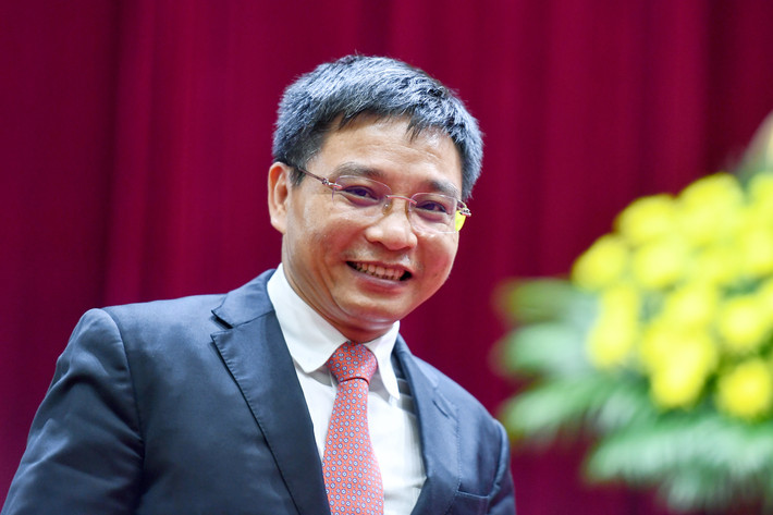 Ông Nguyễn Văn Thắng từng trải qua nhiều vị trí công tác: Cán bộ Phòng Kinh doanh đối ngoại, Ngân hàng Công Thương Việt Nam - Chi nhánh Ba Đình; Thư ký Tổng Giám đốc, Văn phòng Tổng Giám đốc Ngân hàng Công Thương Việt Nam; Phó Chánh Văn phòng Tổng Giám đốc Ngân hàng Công Thương Việt Nam; Phó Phòng Khách hàng Doanh nghiệp lớn, Ngân hàng Công Thương Việt Nam; Bí thư Chi bộ, Trưởng phòng Khách hàng Doanh nghiệp lớn, Ngân hàng Công Thương Việt Nam.
