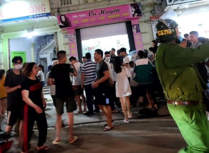 Trong lúc đối tượng đâm anh D, chị B bỏ chạy ra ngoài nhưng đối tượng đuổi theo tiếp tục đâm, chém nhiều nhát vào người. Mặc dù chị B van xin nhưng đối tượng vẫn tàn nhẫn ra tay đến cùng. Sau khi sát hại chị B, đối tượng tiếp tục quay vào quán, lấy kéo đâm anh D. Mặc dù, lúc này nạn nhân đã nằm bất tỉnh trên sàn nhưng đối tượng vẫn không tha…