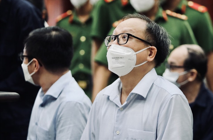 Trước đó, ngày 9/6, Hội đồng xét xử TAND Cấp cao tại TP HCM đã tuyên án phúc thẩm bị cáo Tất Thành Cang 8,5 năm tù về tội “vi phạm quy định về quản lý, sử dụng tài sản nhà nước gây thất thoát, lãng phí” trong vụ án sai phạm tại Công ty CP Phát triển Nam Sài Gòn (Sadeco). Như vậy, tổng hợp hai bản án trên, bị cáo Tất Thành Cang phải chấp hành hình phạt chung lên đến 14 năm 6 tháng tù.