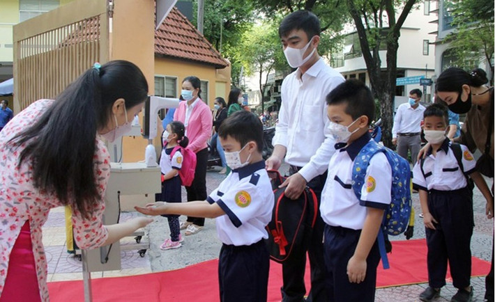 TP HCM: Tại kỳ họp thứ 7, HĐND TP HCM khoá X, nhiệm kỳ 2021 – 2026 đã biểu quyết, thống nhất thông qua mức học phí mới của các cơ sở giáo dục công lập trong năm học 2022 - 2023. Theo đó, học phí THCS ttăng từ 60.000 đồng/tháng lên 300.000 đồng/tháng; các bậc khác tăng 70.000-180.000 đồng tùy khu vực. Địa phương này dự kiến dành hơn 1.500 tỷ đồng từ ngân sách bù vào học phí cho học sinh các cấp trên địa bàn.