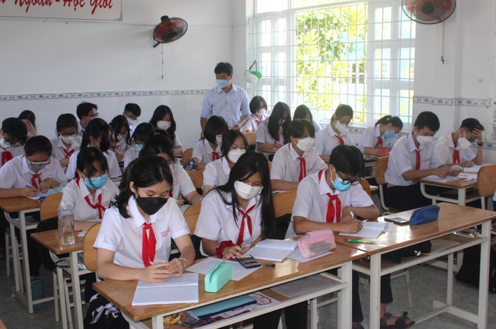 Bà Rịa - Vũng Tàu: HĐND tỉnh Bà Rịa - Vũng Tàu đã ban hành nghị quyết hỗ trợ học phí cho trẻ mầm non 5 tuổi và học sinh THCS trên địa bàn tỉnh giai đoạn 2022 - 2025. Theo đó, trẻ 5 tuổi được hưởng hỗ trợ học phí từ năm học 2022 - 2023 (ngày 1/9/2022) đến hết năm học 2023 - 2024. Còn đối với học sinh THCS được hưởng từ năm học 2022 - 2023 (từ 1/9/2022) đến hết năm học 2024 - 2025. Mức hỗ trợ là 100% mức thu học phí công lập theo quy định của HĐND tỉnh cho từng cấp học theo từng năm học. Dự kiến ngân sách tỉnh chi hơn 568 tỷ đồng để thực hiện giai đoạn 2022-2025, riêng năm học 2022- 2023 là hơn 140 tỷ đồng.