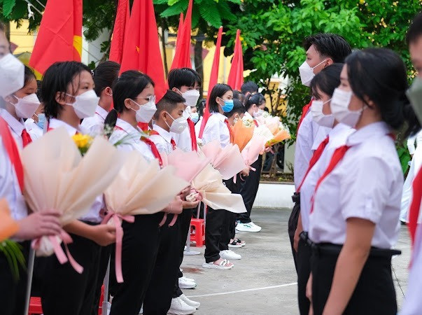 TP Cần Thơ: Tại kỳ họp thứ 7, HĐND TP Cần Thơ cũng quyết định miễn học phí cho 100% học sinh trên địa bàn. Theo đó, mức hỗ trợ bằng 100% mức thu học phí năm học 2022 - 2023. Tổng nguồn kinh phí hỗ trợ dự kiến là 308,943 tỷ đồng, được thực hiện bằng ngân sách nhà nước của thành phố. Việc hỗ trợ học phí là nhằm chia sẻ, giảm bớt khó khăn về tài chính cho những gia đình học sinh gặp khó khăn sau Covid-19…