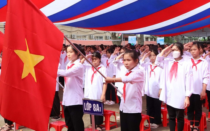 Bắc Ninh: Tại phiên họp thường kỳ tháng 10 mới đây, UBND tỉnh Bắc Ninh đã thống nhất chọn phương án hỗ trợ học phí cho trẻ mầm non, học sinh phổ thông trên địa bàn tỉnh năm học 2022 – 2023 với tổng số tiền hơn 193 tỷ đồng, hỗ trợ cả năm học. Đây là địa phương thứ 8 trên cả nước thực hiện miễn học phí cho học sinh năm học 2022 – 2023.