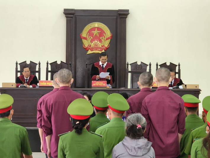 Ngoài ra, trong thời gian qua, Cơ quan An ninh điều tra - Công an tỉnh Long An cũng củng cố hồ sơ, điều tra từ các nguồn tin tố giác những người liên quan trong “Tịnh thất Bồng Lai” có dấu hiệu “Lừa đảo chiếm đoạt tài sản”. Những nội dung được làm rõ trong các đơn tố giác và quá trình điều tra cho thấy có dấu hiệu giả nuôi trẻ mồ côi để lừa đảo tiền của rất nhiều nhà hảo tâm ở các nơi trong và ngoài nước.