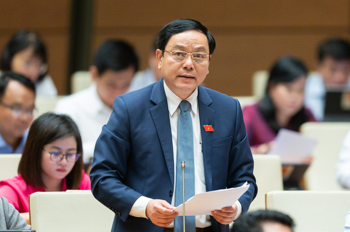 Đại biểu Hoàng Đức Thắng - Quảng Trị: "Từ ngàn xưa, ông cha ta đã có lời nguyền về những mối hiểm họa khôn lường "nhất thuỷ, nhì hỏa", ấy vậy mà công cuộc phòng thủy, phòng hòa của chúng ta hôm nay nhìn lại còn quá nhiều điều phải bàn, phải làm. Việc lũ lụt miền Trung, sạt lở, lũ quét vùng miền núi, xói lở bờ sông, bờ biển, nước triều dâng thường xuyên đã đành thì gần đây những thành phố lớn được đầu tư hiện đại đều lần lượt bất ngờ xuất hiện ngập lụt lớn."