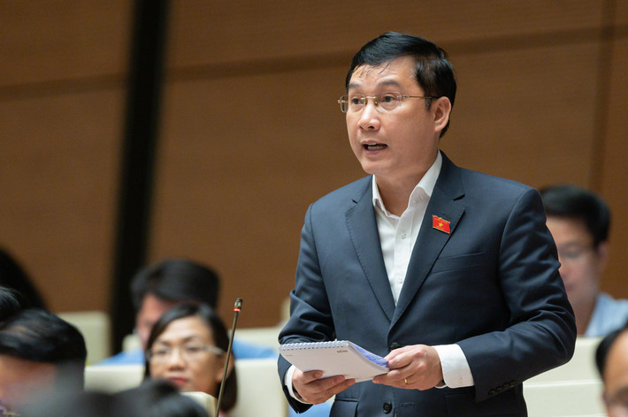 Đại biểu Lê Hoàng Anh - Gia Lai: "Việt Nam GDP tăng thì thế giới lại giảm, khi thế giới tăng thì Việt Nam lại thấp. Năm 2020 GDP Việt Nam đạt 2,91% thì thế giới âm 3,1%. Năm 2021 thế giới tăng 5,9% thì Việt Nam giảm còn 2,58%. Năm 2022 Việt Nam tăng đạt 8,0% thì thế giới giảm còn 2,4 đến 3,2%. Việt Nam có nền kinh tế rất mở nhưng ta lại ngược độ tăng trưởng GDP với thế giới. Nếu chúng ta xác định đi một mình để đi nhanh thì cũng cần phân tích, rút ra kinh nghiệm để chỉ đạo, điều hành bảo đảm tăng trưởng cao nhưng bền vững."