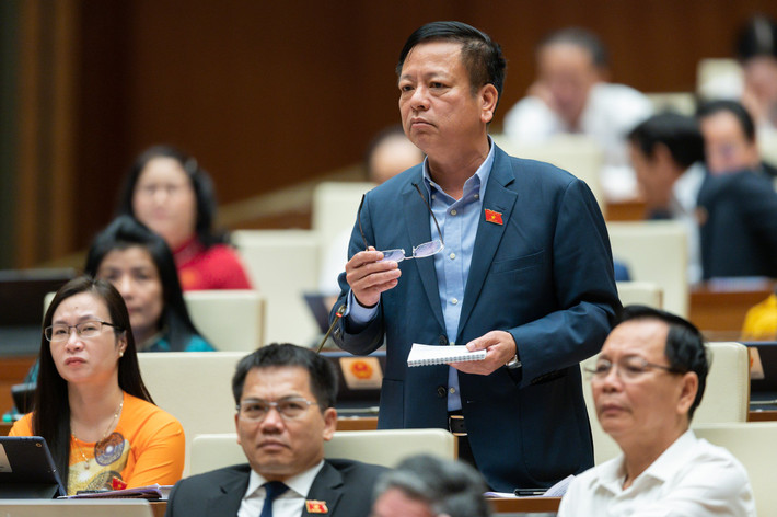 Đại biểu Nguyễn Trường Giang - Đắk Nông: "Vấn đề đặt ra là chúng ta đang thực hiện khuyến khích việc xã hội hóa, tôi cho rằng việc giáo viên rời khỏi khu vực công và chuyển sang khu vực tư đó là chuyện rất bình thường. Điều quan trọng nhất ở đây mà chúng ta cần phải đánh giá đúng là khi rời khỏi khu vực công người ta có tiếp tục làm giáo viên nữa hay không. Nếu như họ chuyển sang làm khu vực tư thì hoàn toàn phù hợp với chủ trương của Đảng, mà đều là phục vụ cho nhân dân, phục vụ cho sự tăng trưởng và phát triển của đất nước. Ở đây chúng ta cần phải đánh giá một cách sát nhất, thực chất nhất để có một giải pháp phù hợp."