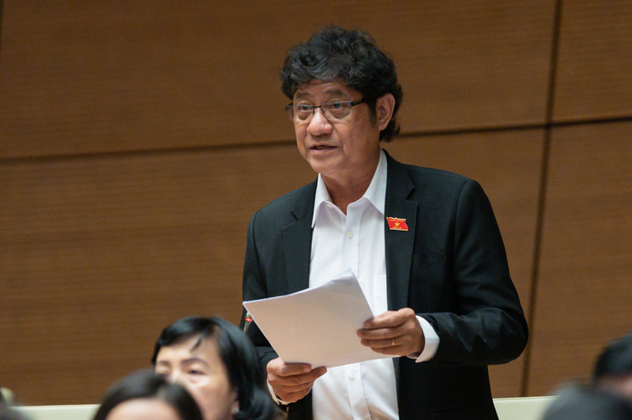 Đại biểu Nguyễn Huy Thái - Bạc Liêu: "Cử tri đang rất lo lắng về tình trạng lương chưa tăng, chỉ mới rục rịch tăng thôi thì giá cả đã "nhanh chân mà chạy trước" rồi, câu chuyện giá - lương - tiền cái nào đứng trước cái nào để có lợi nhất cho người lao động luôn là câu chuyện mà người lao động tha thiết quan tâm. Lương bổng luôn bị rớt lại phía sau trong cuộc đua với giá cả thị trường, giá xăng tăng, giá thực phẩm tăng, phí dịch vụ tăng, phí đại học tăng, v.v., tất cả đã dồn gánh nặng lên đôi vai người lao động, chen chân vào và chi phối từng bữa cơm hằng ngày của mỗi gia đình."