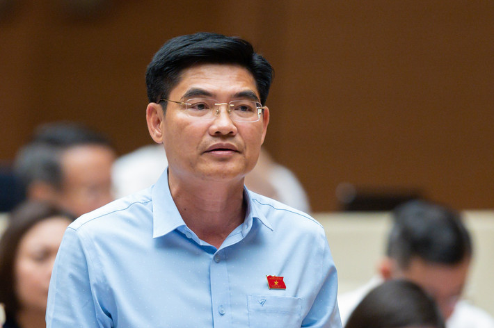 Đại biểu Nguyễn Thanh Hải - Đoàn ĐBQH tỉnh Thừa Thiên Huế: “Vừa qua, có thông tin bảo vật ấn “Hoàng Đế chi bảo” của vua Minh Mạng truyền đến đời vua Bảo Đại đã được đem ra đấu giá. Đại biểu cho rằng, đây là bảo vật biểu tượng của quốc gia, vì vậy, người giữ ấn và tổ chức đem ra đấu giá đều là bất hợp pháp, vì vậy, các Bộ, ngành cần tham mưu cho Chính phủ để dừng cuộc đấu giá, và dùng các biện pháp để đưa bảo vật quốc gia này trở về Tổ quốc, đảm bảo thực hiện đúng quy định của Luật Di sản văn hóa”.