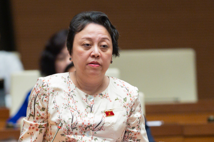 Đại biểu Phạm Khánh Phong Lan – Đoàn ĐBQH TPHCM : “Mơ ước mơ bình thường của bất kỳ cán bộ y tế nào không chỉ ở Việt Nam mà trên toàn thế giới là để cho cán bộ y tế chỉ phải tập trung vào chuyên môn, để khám chữa bệnh cho bệnh nhân một cách tốt nhất chứ không phải là hằng ngày đối phó với các quy trình mua sắm, thanh toán và nguy cơ bị xử lý cả hành chính lẫn hình sự".