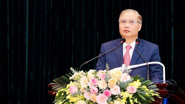 Ông Trần Hồng Quảng sinh năm 1963 tại xã Quang Thiện, huyện Kim Sơn, Ninh Bình. Ông Quảng có trình độ chuyên môn cử nhân kinh tế, tiến sĩ kinh tế chính trị.
