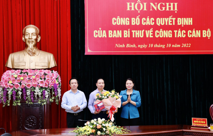 Tại hội nghị Ban Chấp hành Đảng bộ tỉnh Ninh Bình chiều 10/10, ông Mai Văn Tuất, Trưởng Ban Tổ chức Tỉnh ủy Ninh Bình đã công bố quyết định của Ban Bí thư về việc ông Trần Hồng Quảng, Phó Bí thư thường trực Tỉnh ủy, Chủ tịch HĐND tỉnh Ninh Bình được nghỉ hưu trước tuổi từ ngày 1/10/2022. Thừa ủy quyền của Ban Bí thư, Bí thư Tỉnh ủy Ninh Bình Nguyễn Thị Thu Hà đã trao quyết định cho ông Trần Hồng Quảng.