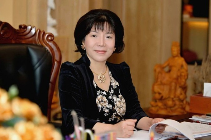 Bà Nguyễn Thị Thanh Nhàn (SN 1969, quê ở Bắc Ninh) - Chủ tịch HĐQT Công ty Cổ phần Tiến bộ Quốc tế (AIC) từng được nhận giải thưởng nữ doanh nhân tiêu biểu "Bông hồng vàng" cùng nhiều danh hiệu khác. AIC được thành lập từ năm 2005, ban đầu hoạt động chuyên về lĩnh vực xuất khẩu lao động. Sau nhiều năm công ty này đã mở rộng hệ sinh thái với hơn 10 công ty thành viên và trở thành AIC Group, hoạt động đa ngành với doanh thu hàng ngàn tỷ đồng. Trước khi bị phanh phui nhiều sai phạm, AIC Group tham gia và trúng nhiều gói thầu cung cấp trang thiết bị trong lĩnh vực y tế, giáo dục… tại nhiều địa phương.