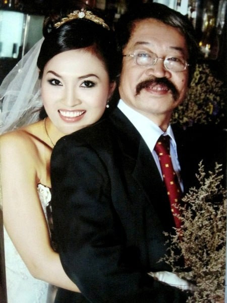 Cũng giống như Thương Tín, NSND Lê Hùng lên chức bố ở tuổi ngoài 50. Bà xã của NSND Lê Hùng là một diễn viên xinh đẹp, kém ông tới 32 tuổi. Ngay khi vợ sinh quý tử, vì bận dựng vở mới ở Hải Phòng, Lê Hùng chỉ về thăm con chốc lát rồi lại lên đường đi công tác.