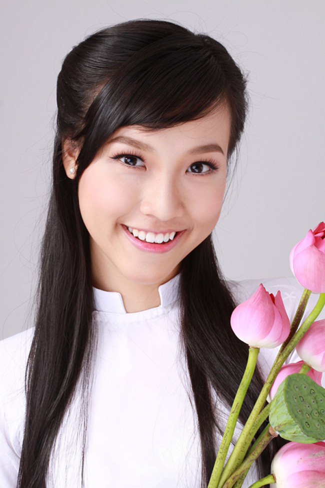 Hoàng Oanh sở hữu khuôn mặt xinh xắn, thiện cảm và thân hình khá chuẩn. Ngay từ khi là hot girl mới nổi, Hoàng Oanh đã xác định hướng đi của mình là trở thành một MC chuyên nghiệp.