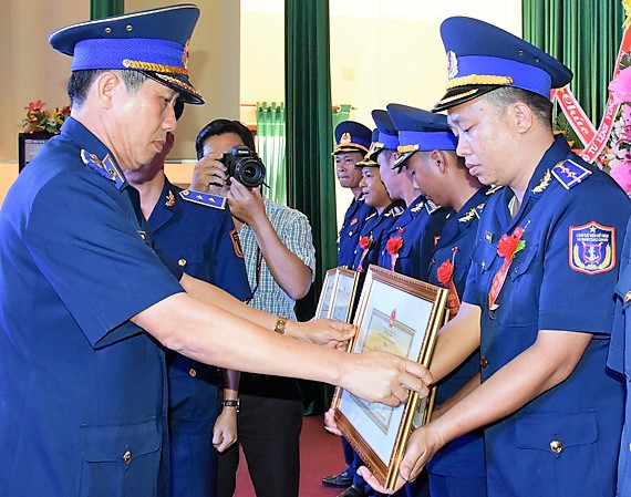 Thiếu tướng Lê Xuân Thanh, Phó Bí thư Đảng uỷ, Tư lệnh Vùng Cảnh sát biển 3 (người đang trao bằng khen cho các cán bộ, chiến sĩ). (Ảnh: Báo Bà Rịa Vũng Tàu)