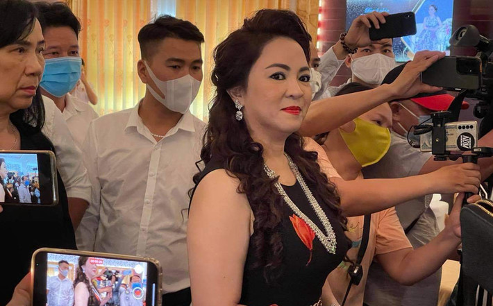 Thứ hai, nếu người sử dụng mạng xã hội tố cáo đích danh người khác ăn chặn, biển thủ tiền từ thiện mà không có căn cứ xác đáng, hoặc cố ý bịa đặt ra những thông tin sai sự thật nhằm xúc phạm danh dự, nhân phẩm của người bị cáo buộc thì hành vi có dấu hiệu của tội vu khống, tội làm nhục người khác, hoặc tội lợi dụng các quyền tự do dân chủ xâm phạm lợi ích của Nhà nước, quyền, lợi ích hợp pháp của tổ chức, cá nhân. Người phạm tội này sẽ bị xử lý về hình sự.